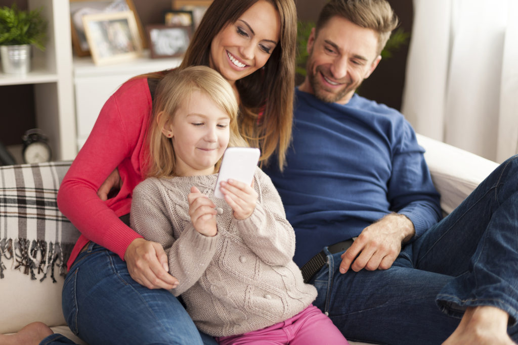 Familia Usando Internet